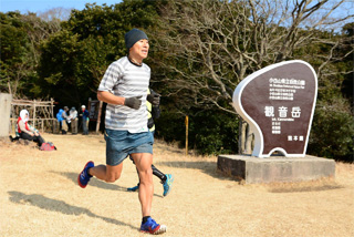 観音岳頂上は開けた広い芝生で、休憩しているハイカーの皆さんからも声援をもらえた