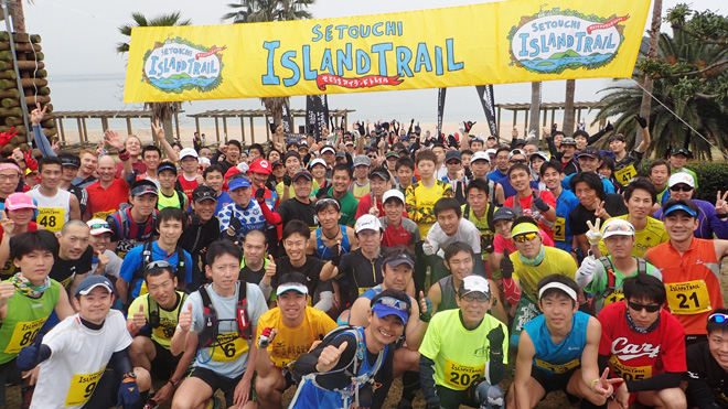 22kmに出場したスタートＡグループの皆さん。スタート前にコースディレクターの奥宮さんと記念撮影