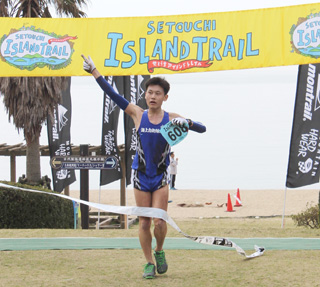 海をバックにゴール！　ショート男子で優勝した石渡雄一さん