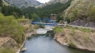 早戸川にかかる青い橋は早戸川橋。気持ちのよい清流を眺めながら、この橋を往復とも渡ります
