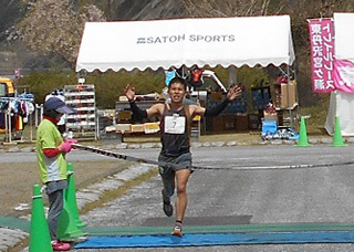 男子総合優勝の秋元佑介さんのゴール！