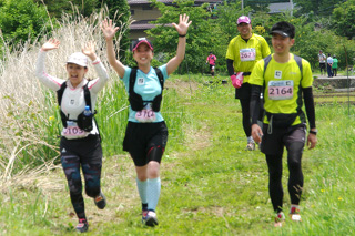 スタート直後に通った小川沿いの道を通過してゴールは間近！