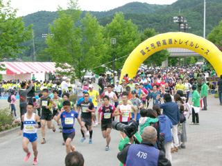 ロング（31.7km）、ミドル（21km）、ショート(14.1km)の順に、会場の忍野中学校をスタート
