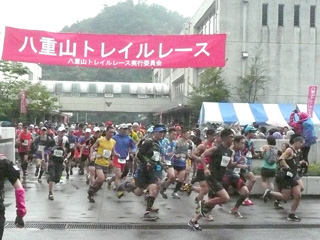 小雨の中、ロング（約38.55km）は朝8時に会場の上野原中学校をスタート！