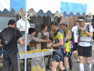 民家の軒先に設置されたエイドステーション。地元の方が温かく迎えてくれる