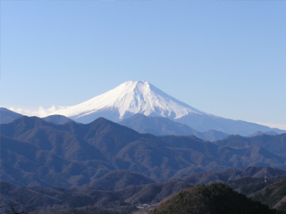 コース上のコヤシロ山から見える富士山（１月撮影）。今回はあいにく見えなかったけれど 天候次第では素晴らしい姿を見せてくれます！