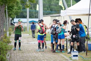 80kmの部はエイドステーションが７箇所設置されている。このように民家の多い平地部もあれば、険しい山岳地帯にもスタッフの方々ががんばっている