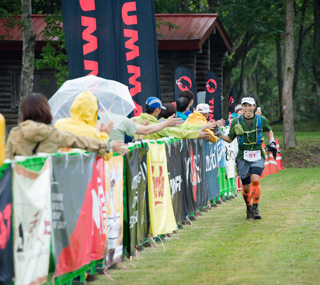 長いレースを経て、白滝高原キャンプ場に戻る。レースを運営するあらゆる人たちに感謝しつつゴール！