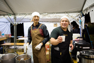 エイドステーションでは、こんなスタッフの笑顔に救われる