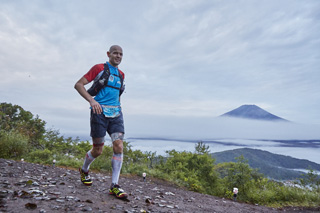 ほとんど見られなかった富士山、ときに奇跡的に顔をだすことも！（写真は優勝したリトアニアのジェディミナス・グリニウス）