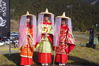 安珍・清姫で有名な「道成寺」伝説の舞台となる場所だけに平安スタイルの応援もマッチ！