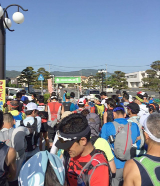 スタート会場は寄居町役場。この日は快晴で最高気温26.5℃まで上がった