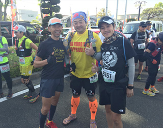 スタート前に友人たちと記念撮影（写真右がリポーターの高橋正さん）