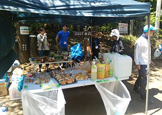 こちらは大野峠のエイドステーション。豊富な品揃えで目移りするほど