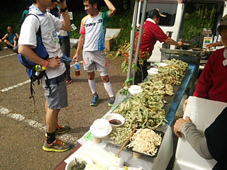そしてゴール後にはさらに素晴らしい食事が待っていた！　揚げたての山菜てんぷらをそうめんやご飯にのせていただける！