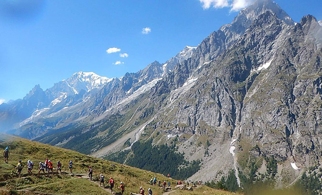 Refuge Bonatti(エイド)に到着直前に振返って見えた Grandes Jorasses(手前)、奥の白い頭の山がモンブラン