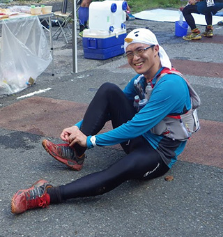 165kmのレースとは思えないほどハイスピードで進んだが55km地点でタイムオーバー。あまりのきつさに後から思い出しても笑いが出てきた。