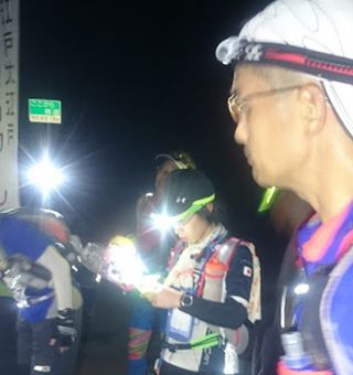 夜間になると持参したヘッドライトなどを着けて夜間装備となる