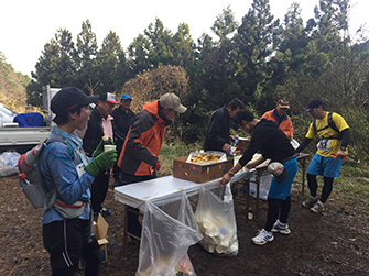 厳道峠のエイドステーションでしばしくつろぐランナーたち