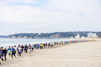 海岸を走るランナーが続く……、壮観です！