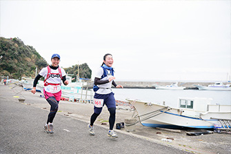 漁港を抜けると、もうゴールの砂浜が見える！