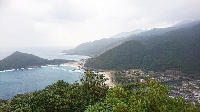 スタート後、最初に上った山から見える景色。一湊（いっそう）海水浴場の砂浜と、その右手には、スタート地点となった旧一湊中学校がある一湊集落が見える