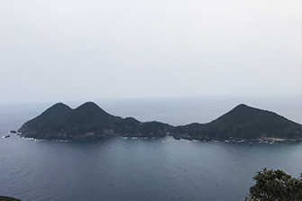 番屋峰を上りきると視界が開け、きれいな海が見える。海に浮かぶ島のように見えるのは、屋久島の真北に位置する矢筈岬