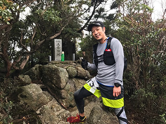 吉田岳山頂に到着！　記念撮影をパチリ