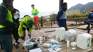エイドステーションは全体で4ヵ所。水、スポーツドリンク、麦茶、タンカン、バナナ、パン、お餅などが用意されていた