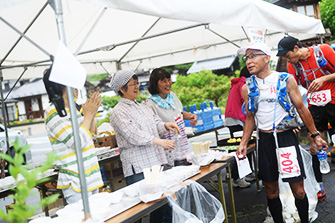 冷えきった身体に染み入る団子やお蕎麦、そして笑顔のエール！