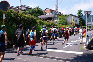 前半は仰木の山々へ向かう上り坂。沿道には滋賀県名物「飛び出し坊や」の看板も！