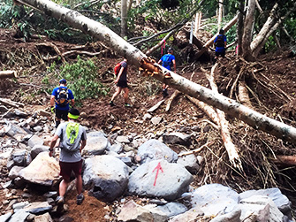 土砂崩れにより荒れてしまった登山道。まさにアドベンチャー！