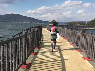 「海上プロムナード」は大会会場「はなぐり海水浴場」の南隣の海岸線に沿って設置されている気持ちのいい海上遊歩道！