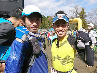 完走を称え合い、仲間とガッツポーズ