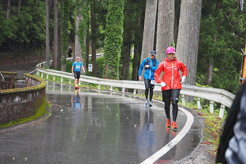 山と山の間には舗装路の林道が。次の山越えに向けて飛ばしすぎは禁物