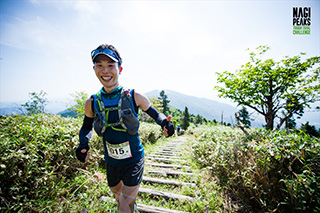 山と山の間には舗装路の林道が。次の山越えに向けて飛ばしすぎは禁物