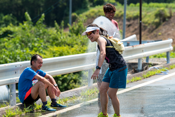 全身ずぶ濡れになって生気を取り戻す