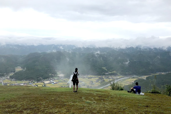 霧が晴れたときの様子。京北の山と眼下の街を見渡せる絶景だ