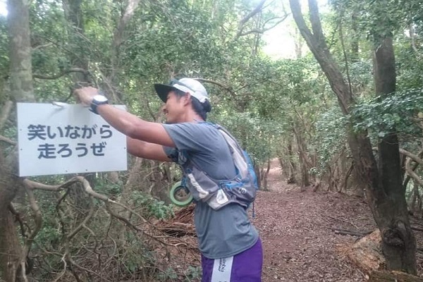 参加者の笑顔のために！　応援ポップを取り付ける大会スタッフ