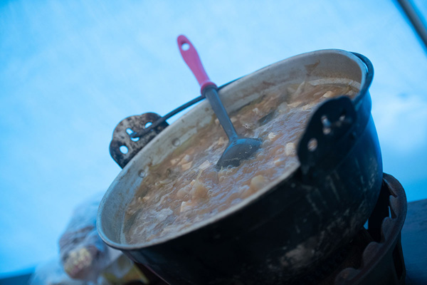 給食には温かな汁ものからフルーツまで特産品が並ぶ