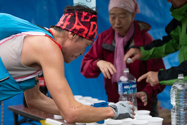 縄ヶ池エイドと覗口峠エイドの間隔は約9.5km。十分な補給が肝心
