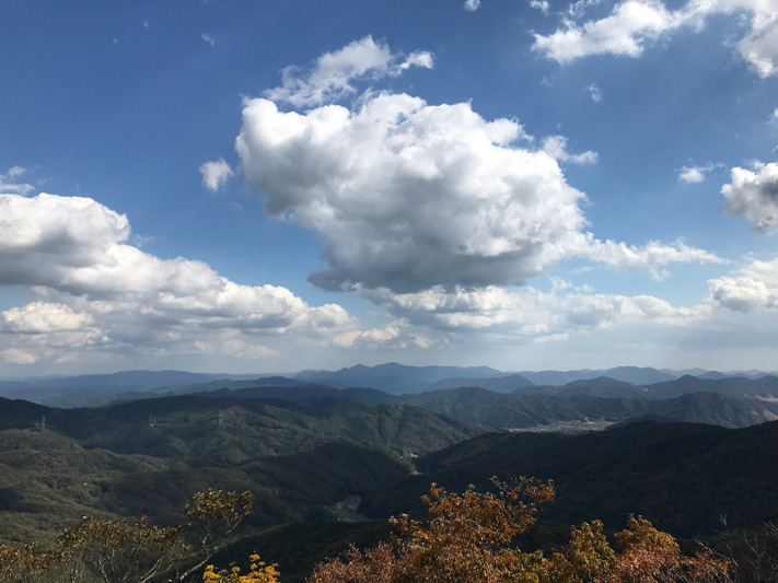 小掛山を過ぎたあたりには展望台が点在。北広島方面を見下ろせる