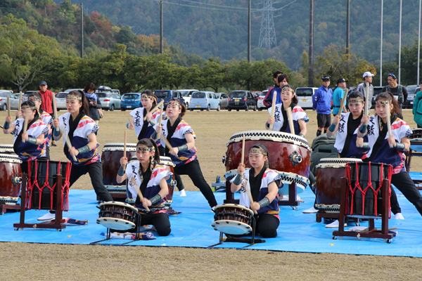 地元女子大生による和太鼓で気合注入！