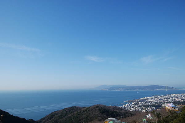 最初のピーク、鉢伏山から見えた真っ青な海