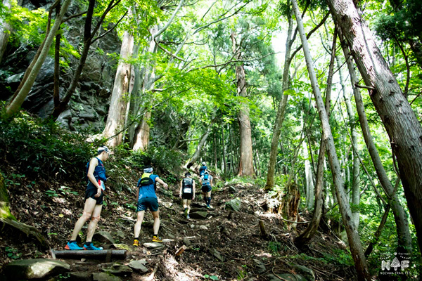 ロング27kmの部はこのジャンプ台から北竜湖、小菅神社のトレイルを進む本格トレイルラン