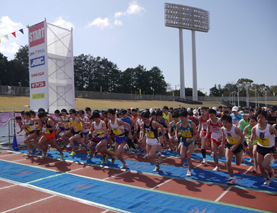 「草薙陸上競技場」のトラックがスタート・フィニッシュ