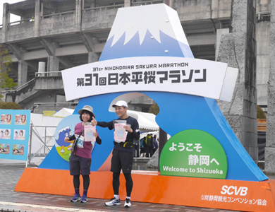 フィニッシュ後は、完走証を手に富士山と一緒にぱちり