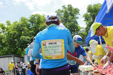 辛くなったときには、背中に書いてあるランナーたちの決意を見て奮起！