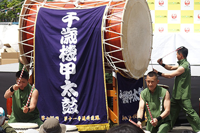 自衛隊の太鼓パフォーマンスが会場を盛り上げる！