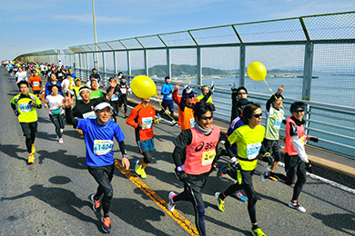 今年もペースランナーが選手をサポート